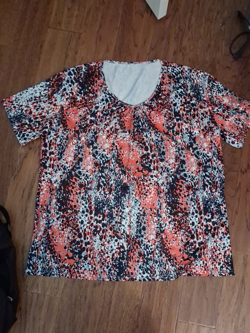 Women’s Short Sleeve Scoop Neck Top - Coral Black White Print
